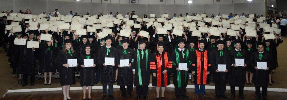 Caacupé, Paraguarí y Villa Hayes celebran la graduación de 183 egresados de la FCE – UNA