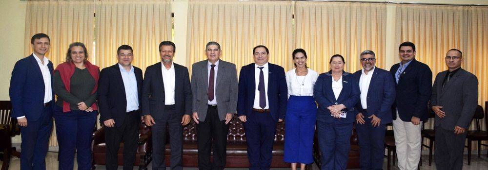 Autoridades de la FCE UNA reciben al presidente del INPEAU - UFSC