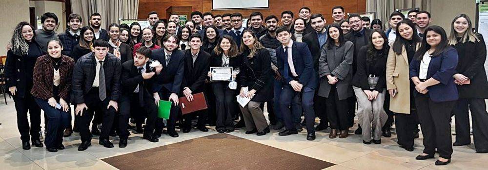 Estudiantes de la carrera de Economía de la FCE UNA presentaron investigaciones en formato Póster