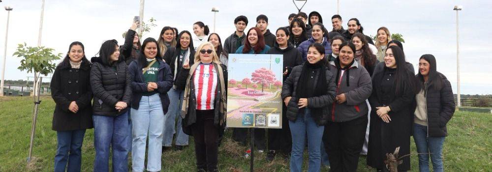 Eco Costanera Sur 2026: estudiantes de la FCE-UNA fortalecen su compromiso ambiental plantando lapachos