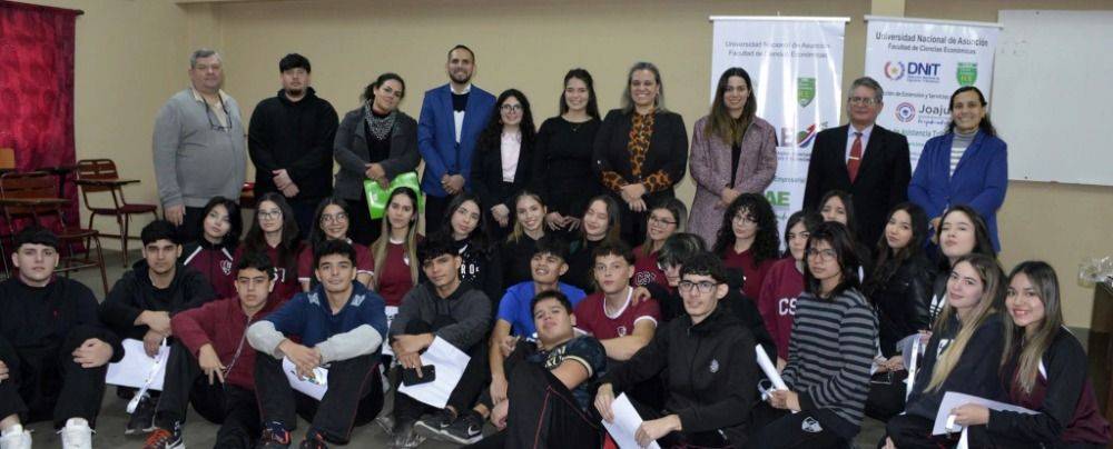 Prosigue la promoción de las carreras de la FCE-UNA en instituciones de educación media